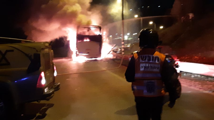 שומרון: אוטובוס עלה בלהבות ונשרף כליל