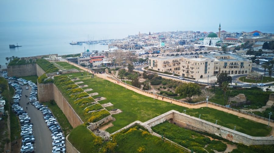 מבט מלמעלה על העיר עכו העתיקה והנמל