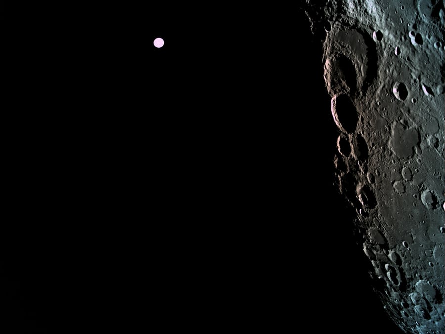 החללית בראשית: תמונות היסטוריות מהירח