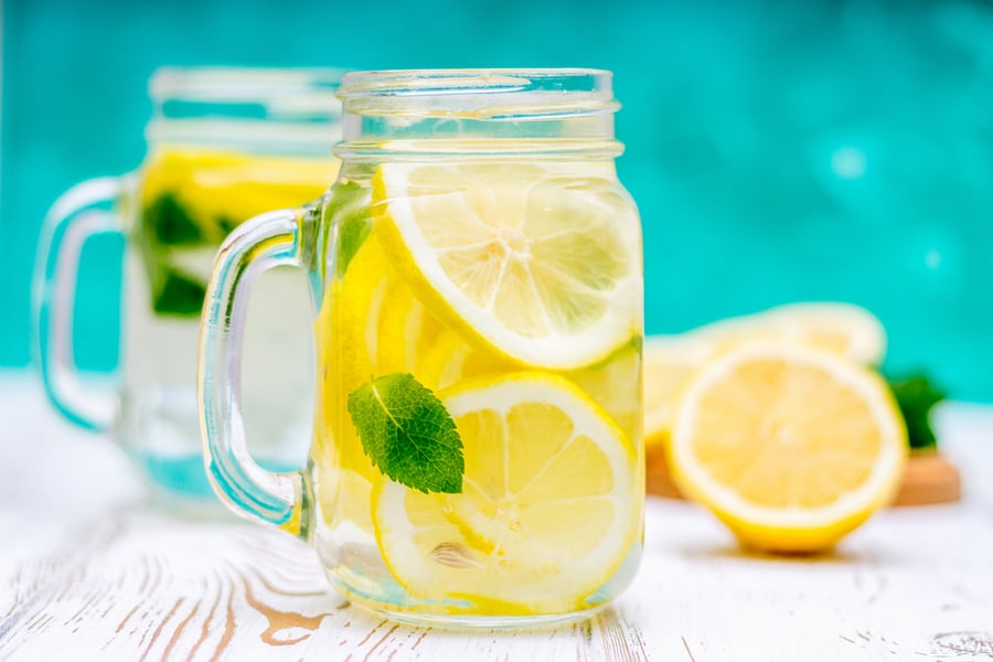 האם שתיית מים עם לימון אכן עוזרת לירידה במשקל?
