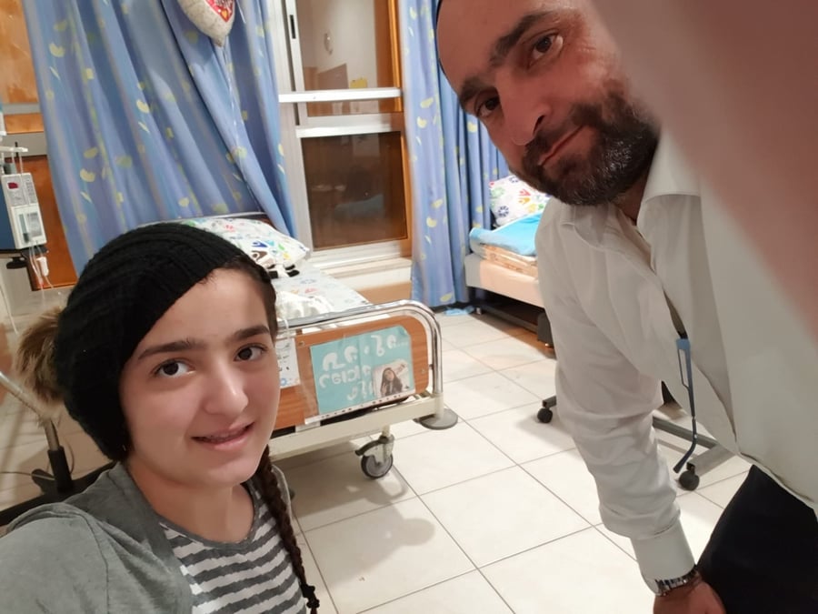 תהילה עם אביה, בבית החולים
