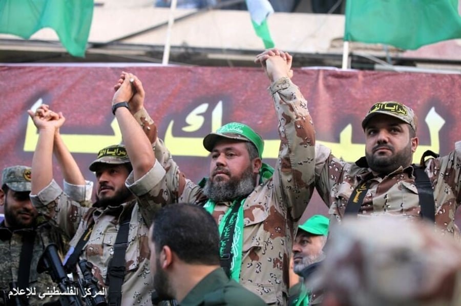 הראשון מימין הוא מפקד גזרת צפון הרצועה של הג'יהאד, בהאא אבו אל-עטא: