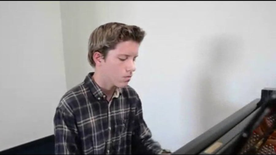 הרוצח מנגן בפסנתר בסרטון שפרסם ברשת