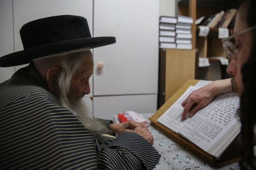 ניצחון הרוח: מציל היהודים בשואה שקוע בלימוד