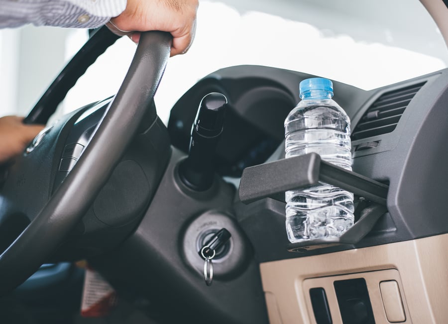 כבאים מזהירים: אל תשאירו בקבוקי מים במכונית