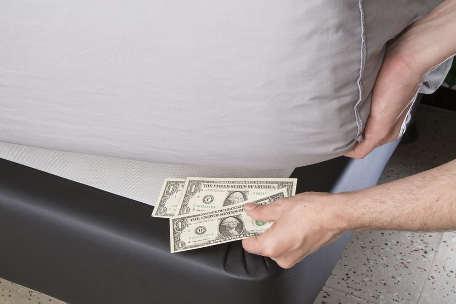 שבדיה לאזרחיה: לשמור כסף מתחת למיטה