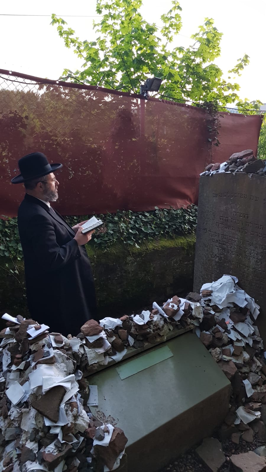 הגר"ד לאו ביקר בקברי הצדיקים בפרנקפורט