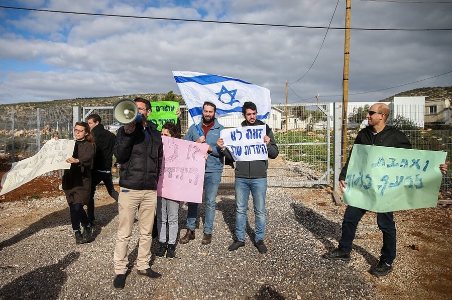 הפגנה בכניסה לרחלים, נגד החשוד בהריגת הפלסטינית