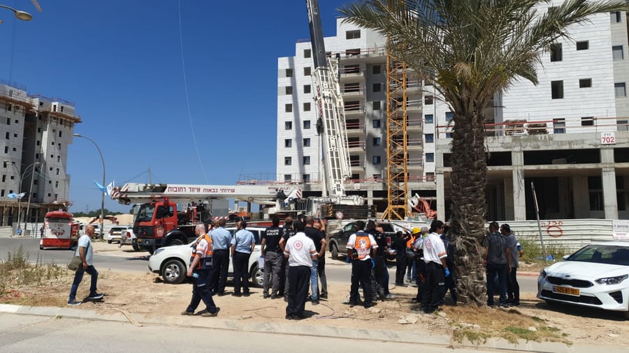 מנוף קרס באתר בנייה ביבנה: ארבעה פועלים נהרגו במקום