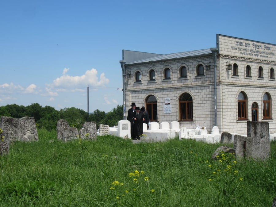 האדמו"ר מקאפיטשניץ במסע לקברי צדיקים באוקראינה