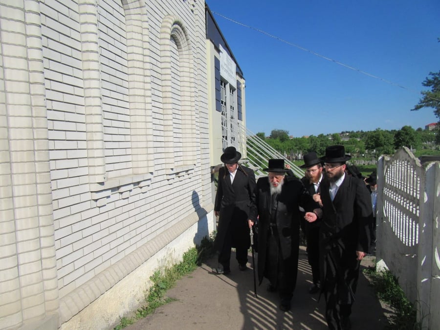 האדמו"ר מקאפיטשניץ במסע לקברי צדיקים באוקראינה