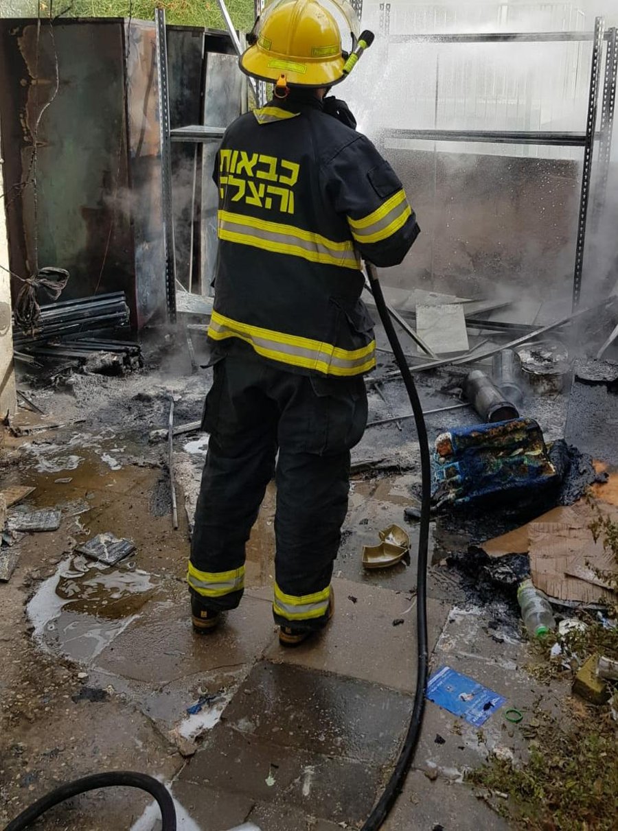 חשד להצתה: שריפה בבית 'הליכוד' בבני ברק
