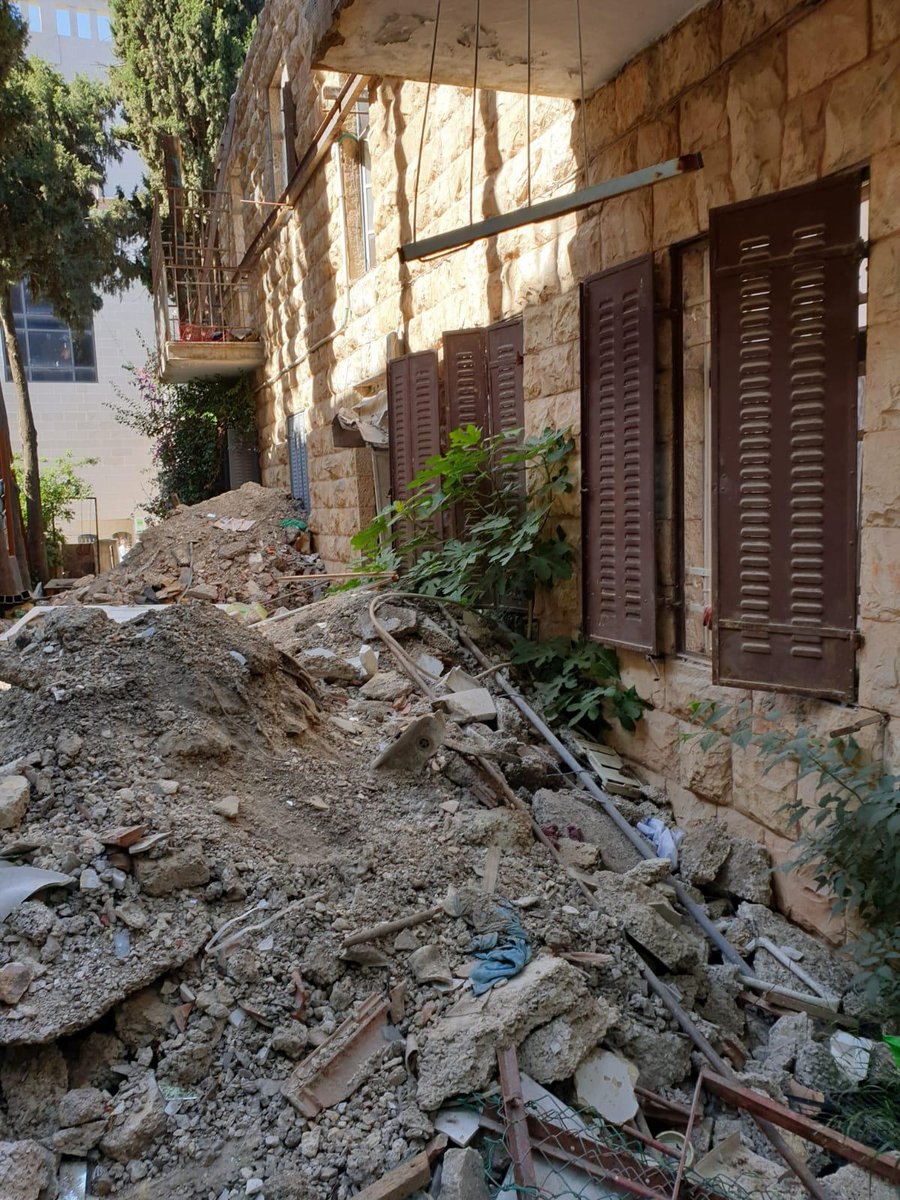 ירושלים: חצי קומה קרסה; פועל בניין - נלכד וחולץ