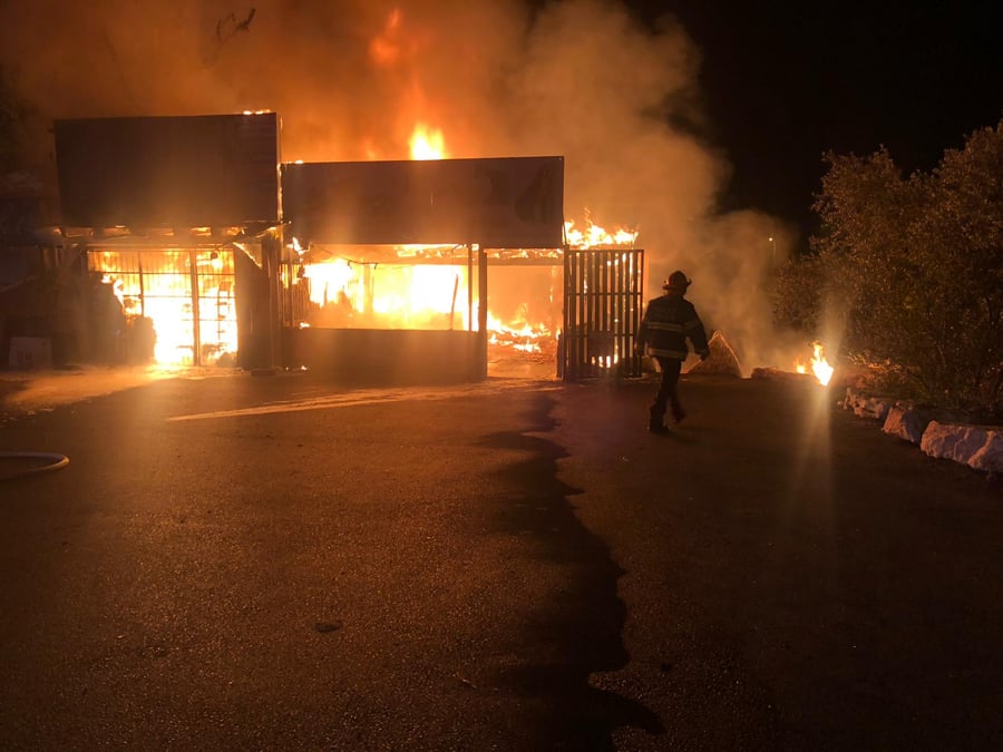 החנויות עולות באש
