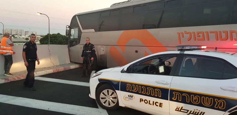 צפו: אוטובוס עשה תאונה עצמית וחסם את ת"א