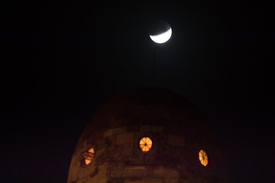 צפו בתמונות: ליקוי ירח חלקי בשמי ישראל