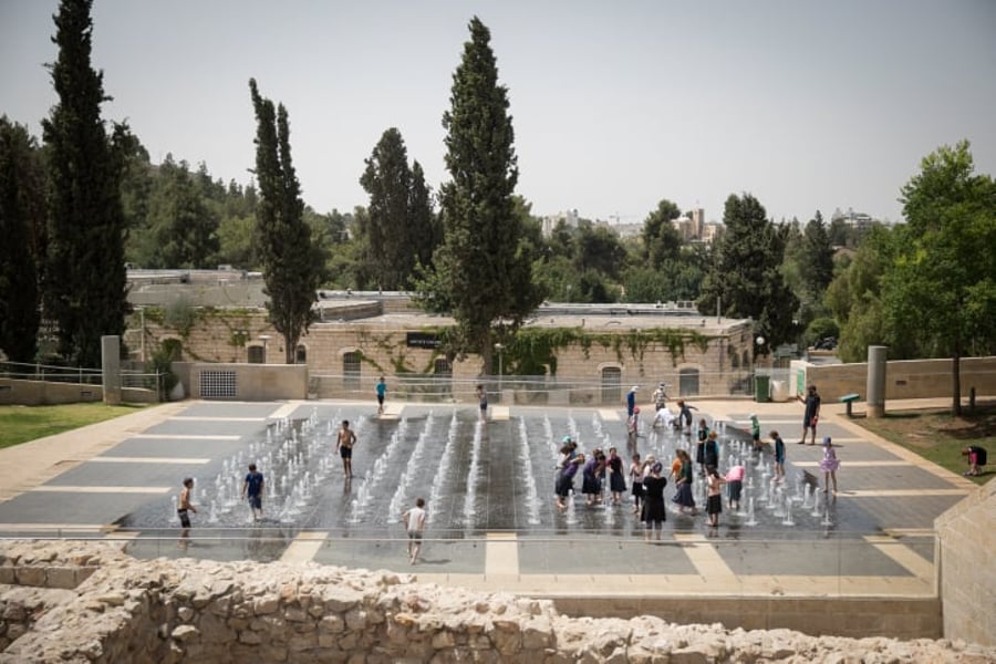 ילדים מצטננים מהחום בפארק טדי בירושלים