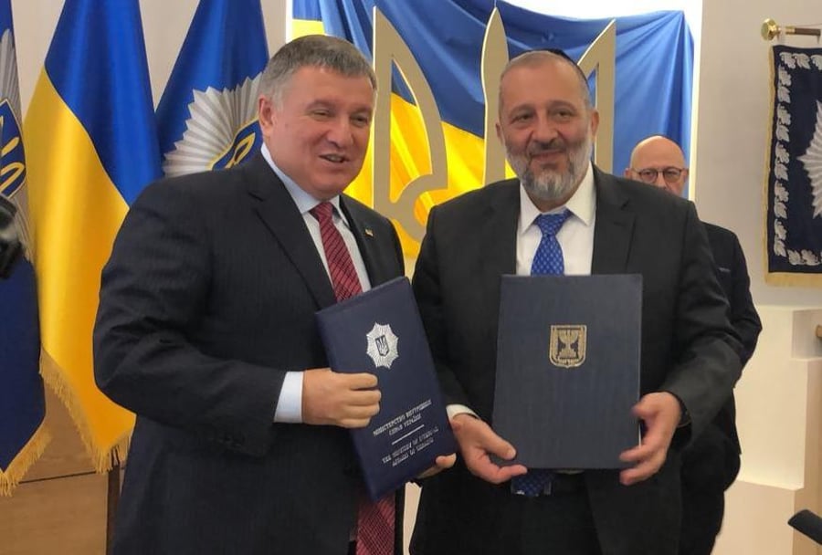 טקס החתימה עם שר הפנים האוקראיני