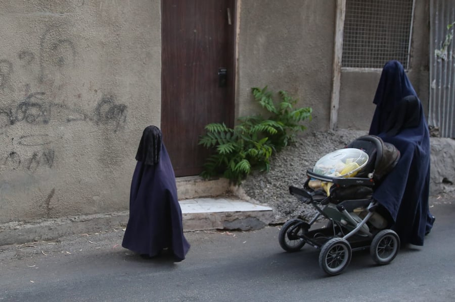 ברחובות העיר ירושלים: אם צועדת עם בנותיה ב'שאלים'