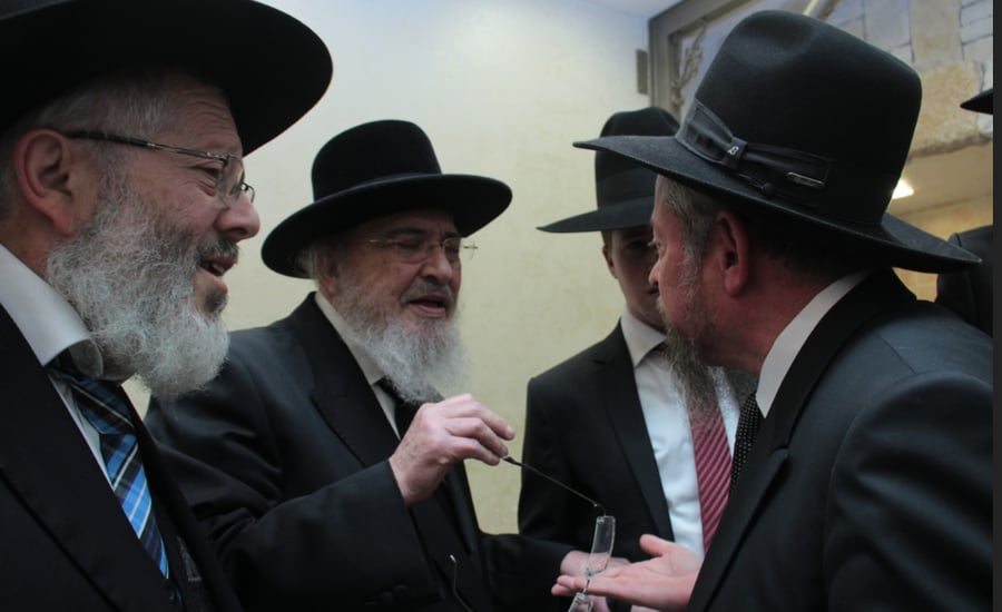 הרב סקלר משמאל עם ידידו ורבו הגרב"מ אזרחי