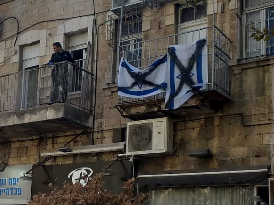 שוטרים קפצו מהמרפסת של השכן והסירו דגלים מרוססים
