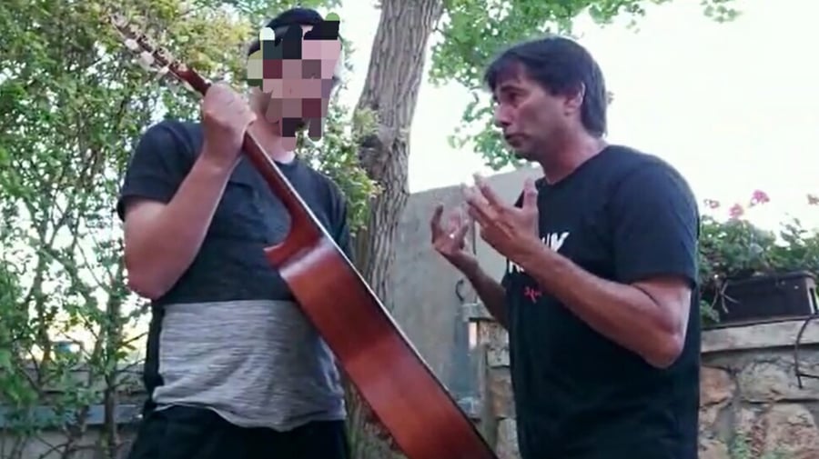 הפעיל החברתי העניק גיטרה לעובד החרדי שעבר התעללות