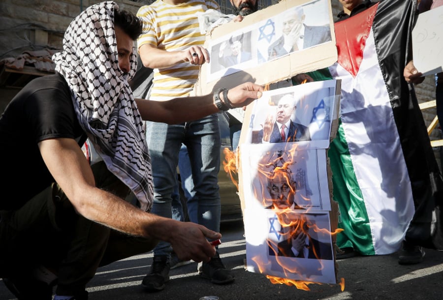 ביקור נתניהו בחברון: פלסטינים שרפו את תמונתו