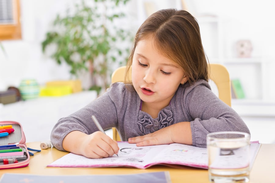 4 דרכים לא מזיקות לגרום לילדים לשבת ולהכין שיעורים