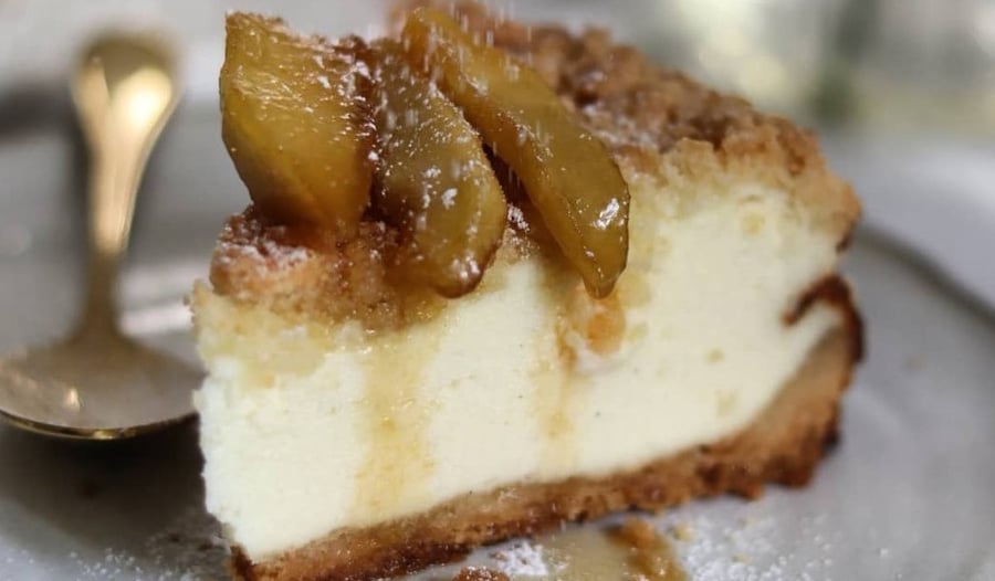 עוגת גבינה עם תפוחים מקורמלים