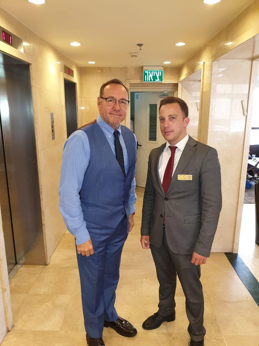 קווין ספייסי עם מנכ"ל מלון 'גני ירושלים' אהרון סמואל