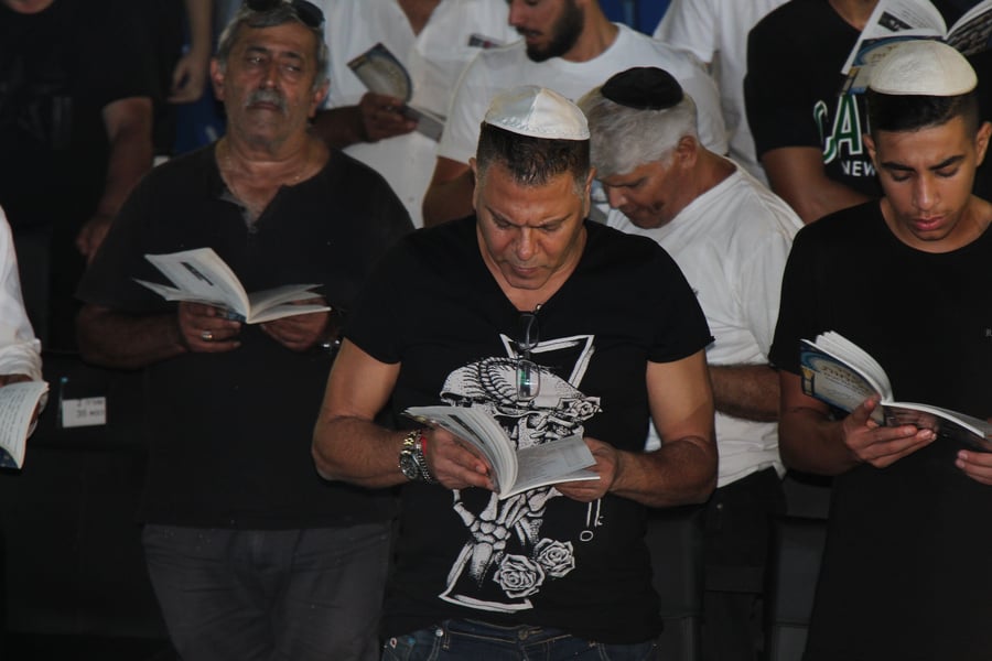 צפו: המונים בעצרת הסליחות באמפי אשדוד
