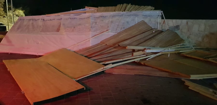 בליל החג בצפת: עשרות סוכות התפרקו בשל רוחות עזות