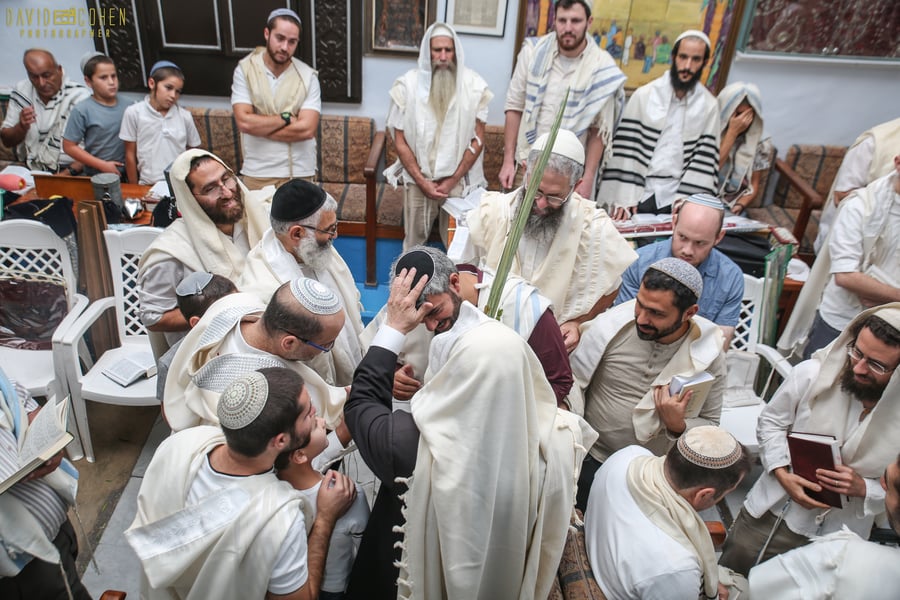 צפו: תפילה מיוחדת עם הרב שמואל אליהו בבית כנסת 'אבוהב' בצפת