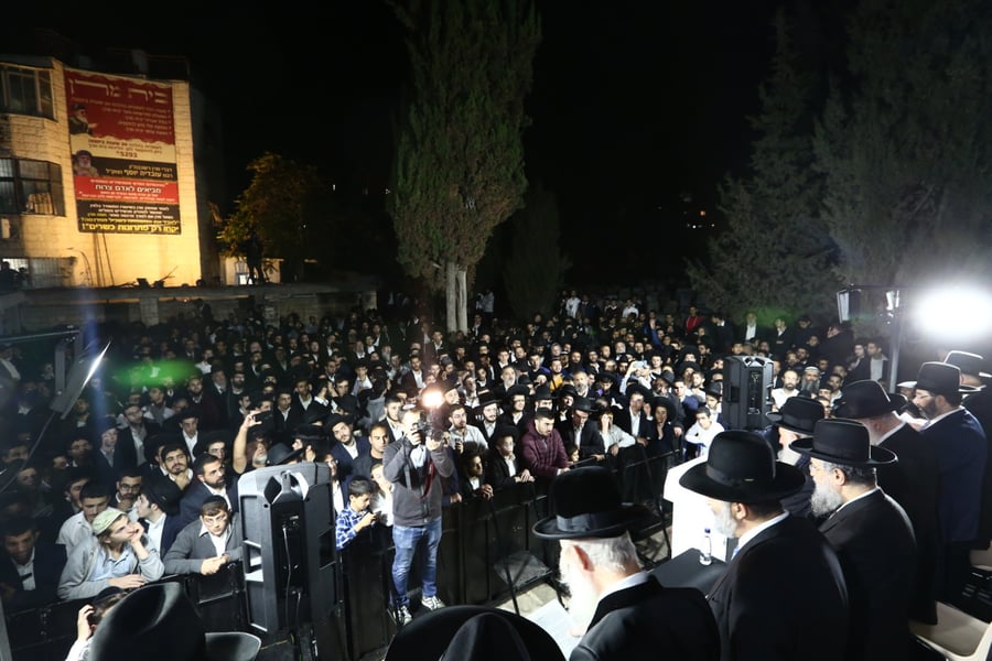 בחצות לילה: המונים בציון מרן הגר"ע יוסף זצ"ל