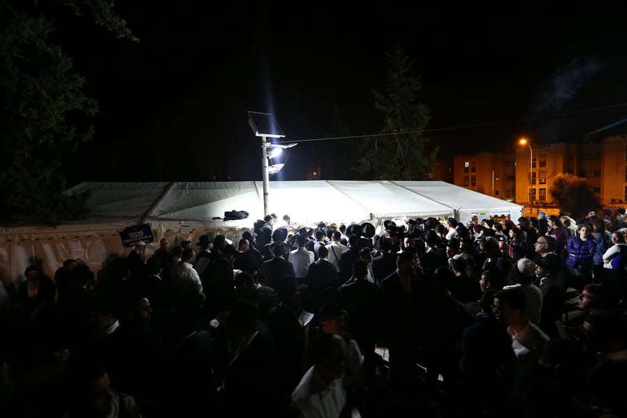 בחצות לילה: המונים בציון מרן הגר"ע יוסף זצ"ל