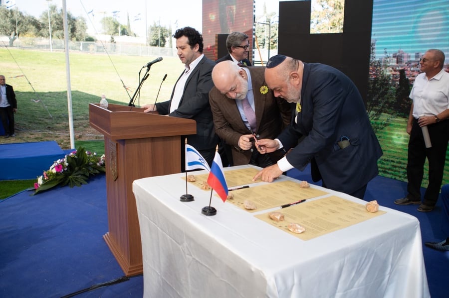 ירושלים: החלה בניית האנדרטה אותה יחנוך הנשיא פוטין