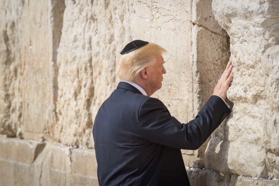 טראמפ מתפלל בכותל בביקורו בישראל