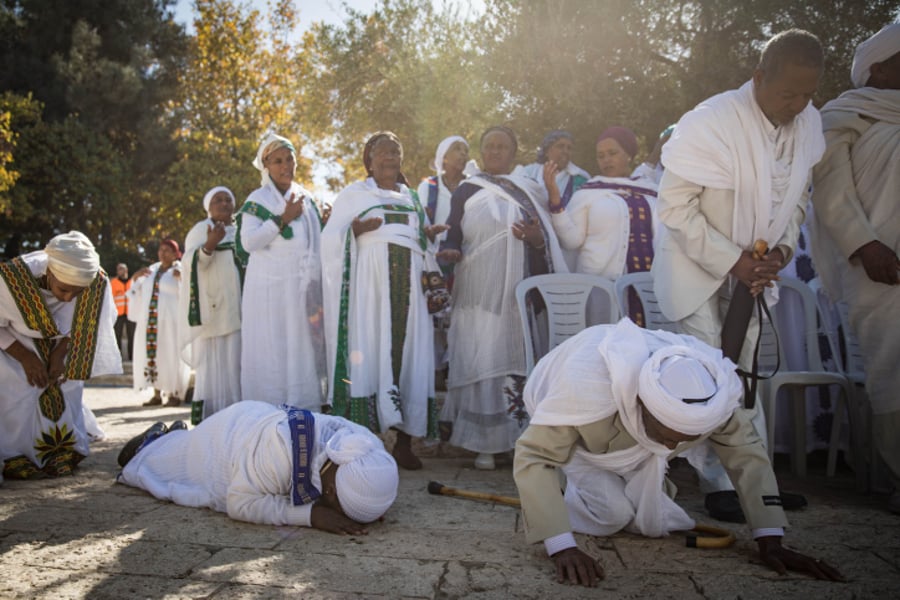 יהודי אתיופיה משתחווים מול הר הבית בסגד