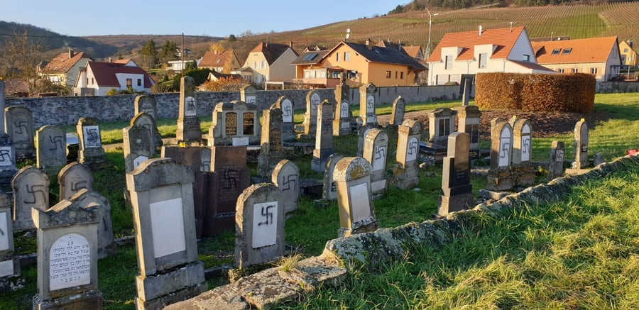 שוב: צלבי קרס רוססו על 107 קברים בצרפת