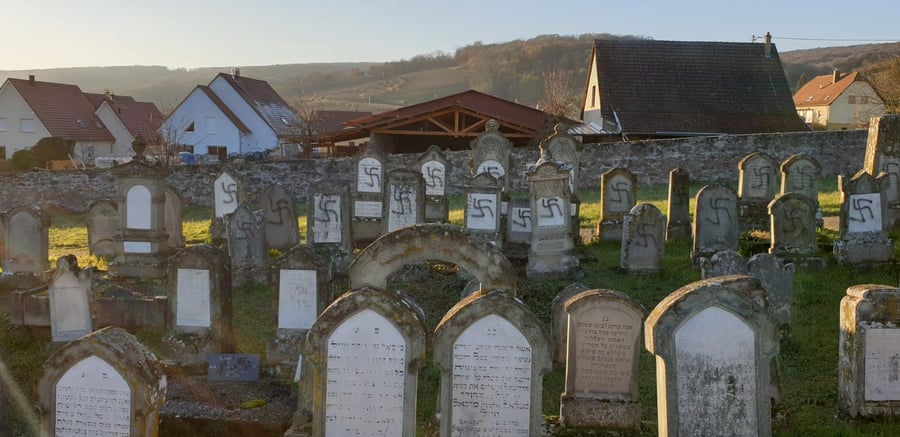 שוב: צלבי קרס רוססו על 107 קברים בצרפת