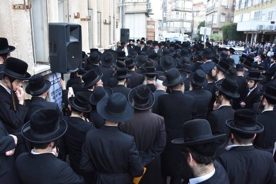 המונים בהלוויית הרבנית מספינקא ב"ב ע"ה