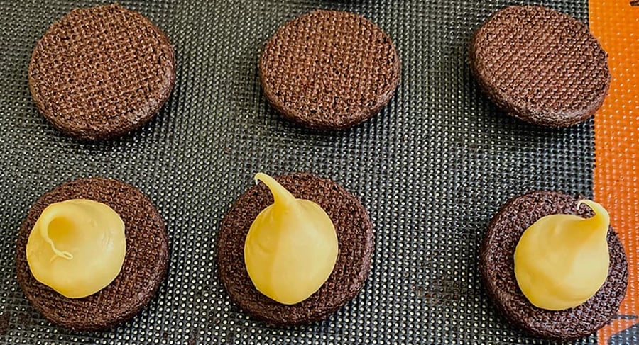 מתכון לעוגיות ממולאות בקרם שוקולד לבן ובציפוי שוקולד