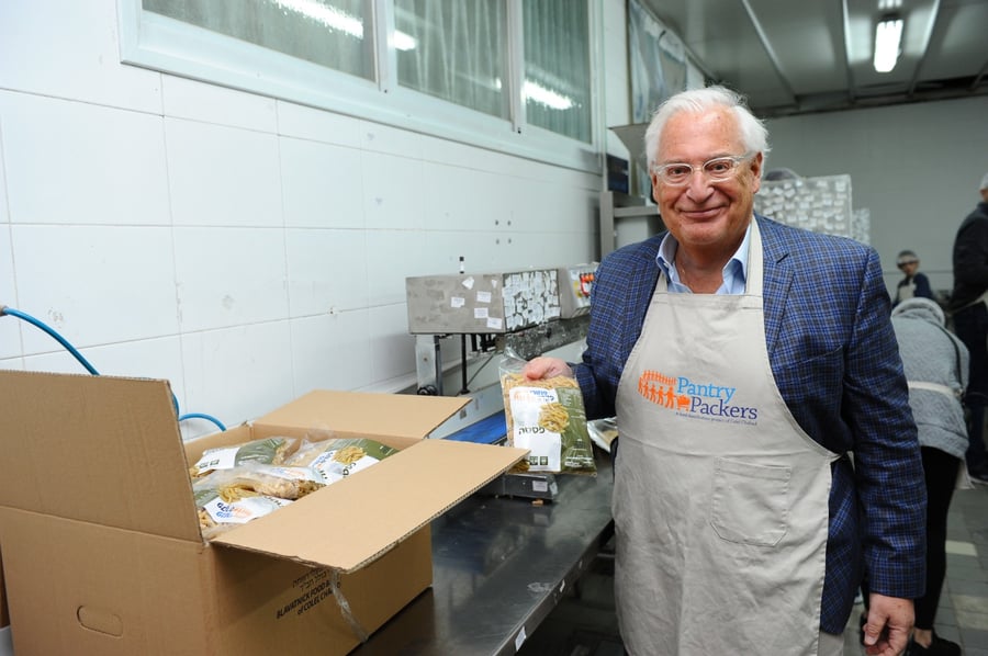 מתנדב מפתיע: שגריר ארה"ב דייויד פרידמן ארז מנות אוכל