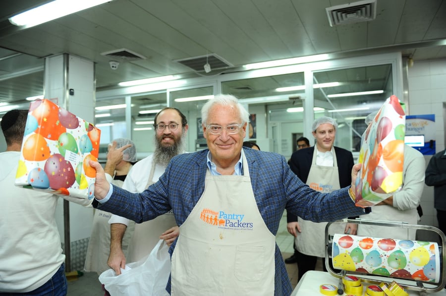 מתנדב מפתיע: שגריר ארה"ב דייויד פרידמן ארז מנות אוכל