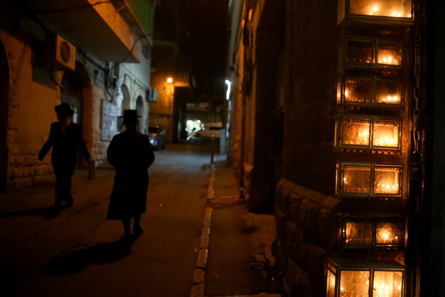 צפו: אווירת ימי חג החנוכה ברחובות ירושלים