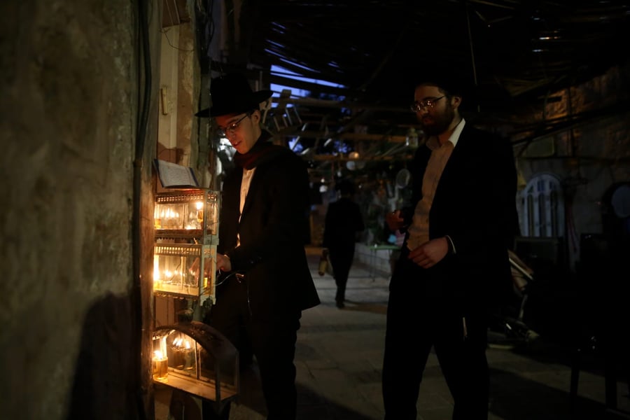 צפו: אווירת ימי חג החנוכה ברחובות ירושלים