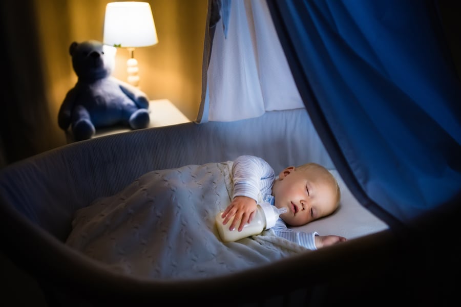 מומחית שינה: התינוק נרדם רק עם בקבוק? עשו את זה