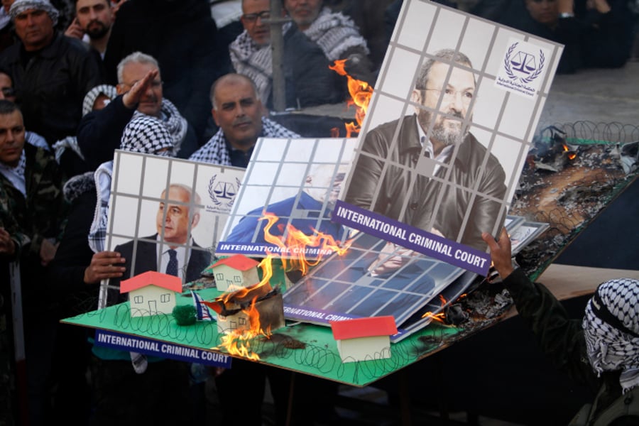 הפלסטינים שרפו תמונות של אהוד ברק ובני גנץ