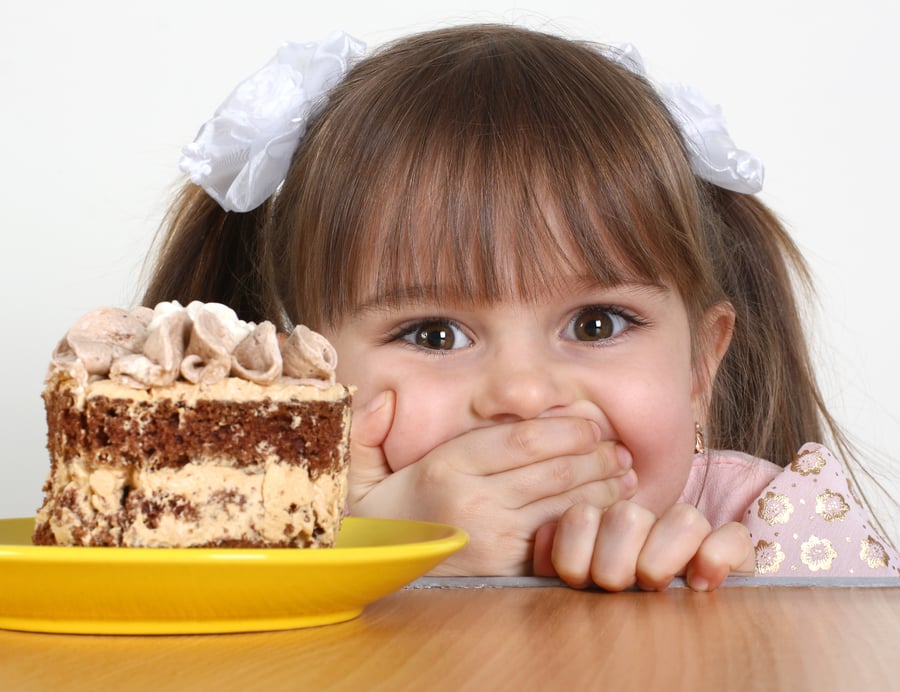 האם זה באמת נורא לשחד או להעניש ילדים בעזרת אוכל?