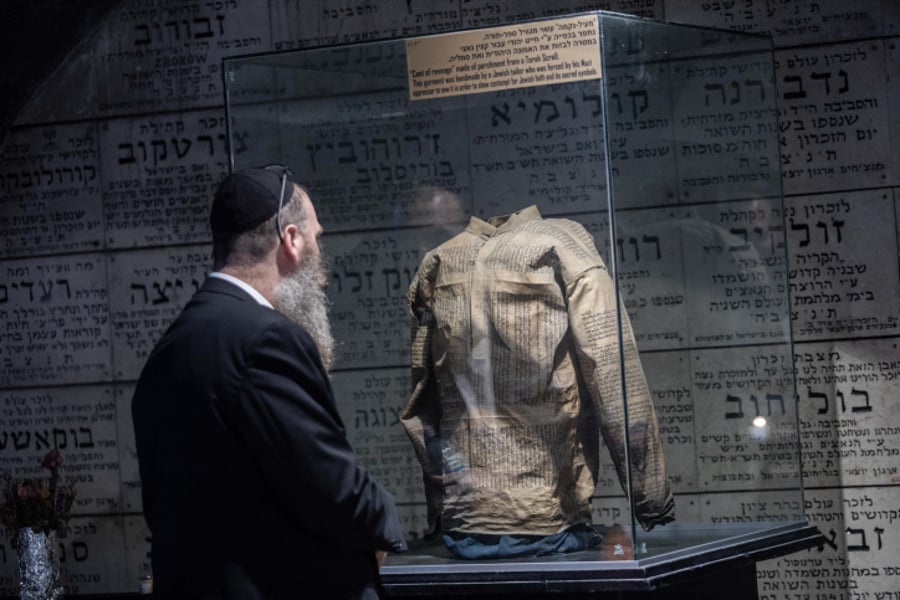 מעיל שנתפר מיריעות ספר תורה ומוצג במרתף השואה